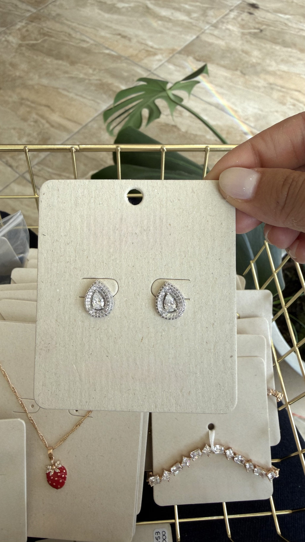 ARETES SILVER DROP